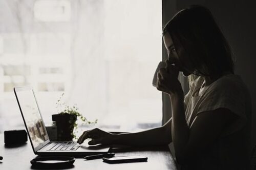 Kvinde online konsultation Samtaleterapi og psykologisk rådgivning online på video